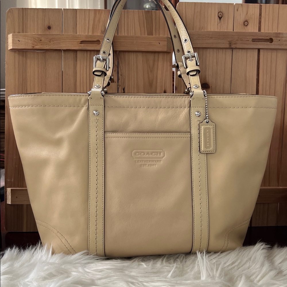 Coach Leather Tote Bag NEW with Strap for Crossbody